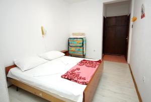 Double Room Podaca 2613c في بوداكا: غرفة نوم صغيرة بها سرير وباب