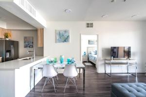 uma cozinha e sala de estar com mesa e cadeiras em Beachside Luxury Apartments l Free Parking! em Los Angeles