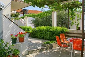 Vonkajšia záhrada v ubytovaní Apartments by the sea Podaca, Makarska - 2621