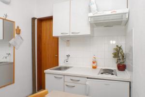 Kuchyňa alebo kuchynka v ubytovaní Apartments by the sea Podaca, Makarska - 2621
