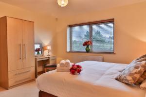 una camera da letto con un letto, una scrivania e una finestra di Enniskillen Watersedge Apartments a Enniskillen