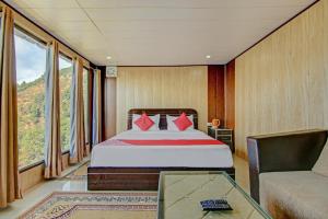 丹瑙提的住宿－GREEN VALLEY RESORT PVT LTD，一间卧室配有一张床、一把椅子和一张沙发