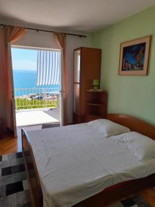 Posteľ alebo postele v izbe v ubytovaní Apartments and rooms by the sea Podgora, Makarska - 2616