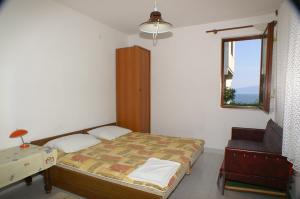 Posteľ alebo postele v izbe v ubytovaní Apartments by the sea Podaca, Makarska - 2634