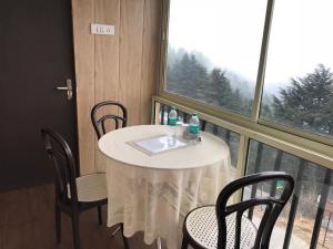 丹瑙提的住宿－GREEN VALLEY RESORT PVT LTD，窗户客房内的桌椅
