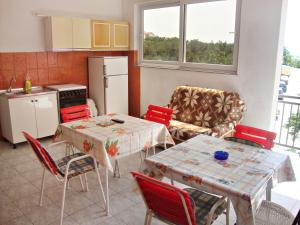 Kuchyňa alebo kuchynka v ubytovaní Apartments by the sea Podaca, Makarska - 2612