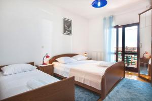 Posteľ alebo postele v izbe v ubytovaní Apartments by the sea Podgora, Makarska - 2604
