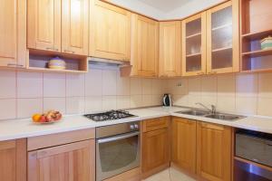 Kuchyňa alebo kuchynka v ubytovaní Apartments by the sea Podgora, Makarska - 2604 + 31 fotografií