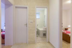 Kúpeľňa v ubytovaní Apartments by the sea Podgora, Makarska - 2604