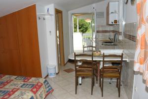 Kuchyňa alebo kuchynka v ubytovaní Apartments by the sea Zaostrog, Makarska - 2663 + 14 fotografií