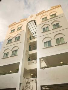 un edificio bianco con un arco davanti di 1001 Nights Boutique Inn a Cagayan de Oro