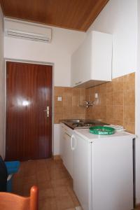 Kuchyň nebo kuchyňský kout v ubytování Apartments with a parking space Makarska - 2599