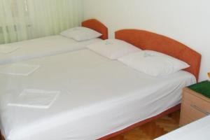 Posteľ alebo postele v izbe v ubytovaní Triple Room Zaostrog 2662b