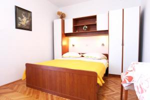 a small bedroom with a bed in a room at Studio Promajna 2605b in Promajna