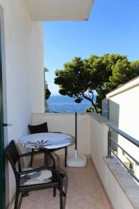 a balcony with a table and a view of the ocean at Studio Promajna 2605b in Promajna
