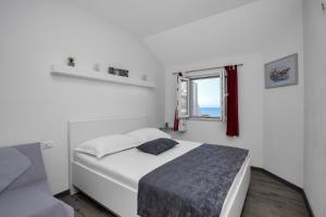 Postel nebo postele na pokoji v ubytování Apartments by the sea Drasnice, Makarska - 2581