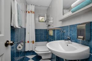 Koupelna v ubytování Apartments by the sea Drasnice, Makarska - 2581 + 21 fotografií