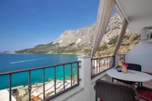 balcón con mesa y vistas al océano en Apartments by the sea Drasnice, Makarska - 2581 en Drasnice