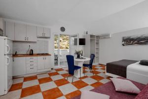 cocina y dormitorio con cama y mesa en Apartments by the sea Drasnice, Makarska - 2581 en Drasnice