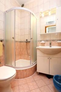 Ett badrum på Apartments by the sea Promajna, Makarska - 2605