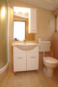 Kúpeľňa v ubytovaní Apartments by the sea Podgora, Makarska - 2593