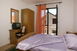 Postel nebo postele na pokoji v ubytování Apartments by the sea Podaca, Makarska - 2590