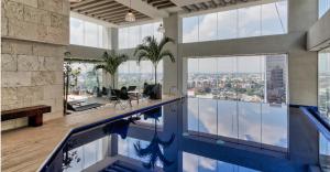 una piscina en un edificio con vistas en Apartamento Grand Tower Del Valle - 2 Habitaciones más de 20 Amenidades, en Ciudad de México