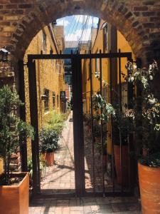 波哥大的住宿－Usaquen Station Hostel，通往种植盆栽的庭院的开放式门