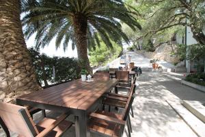 Vonkajšia záhrada v ubytovaní Apartments by the sea Zaostrog, Makarska - 2625