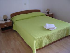 Posteľ alebo postele v izbe v ubytovaní Apartments by the sea Zaostrog, Makarska - 2625