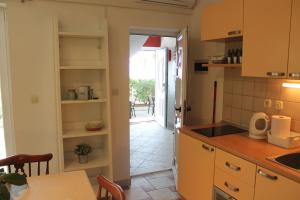 Kuchyňa alebo kuchynka v ubytovaní Apartments by the sea Zaostrog, Makarska - 2625