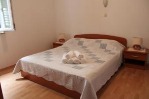 ein Schlafzimmer mit einem Bett mit zwei Handtüchern darauf in der Unterkunft Apartments by the sea Zaostrog, Makarska - 2625 in Zaostrog