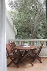 澤斯特拉格的住宿－Apartments by the sea Zaostrog, Makarska - 2625，树上阳台的木桌和椅子
