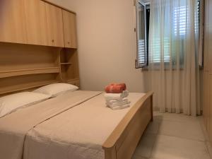 Posteľ alebo postele v izbe v ubytovaní Apartments by the sea Zaostrog, Makarska - 2625