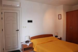 Posteľ alebo postele v izbe v ubytovaní Apartments by the sea Zaostrog, Makarska - 2625