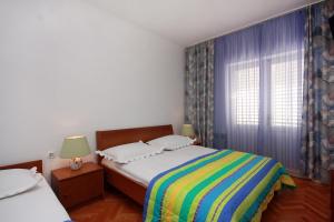 トゥチェピにあるApartments by the sea Tucepi, Makarska - 2666のベッドルーム1室(ベッド2台、窓付)