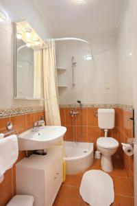 Kúpeľňa v ubytovaní Apartment Podgora 2594b + 23 fotografií