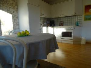 a kitchen with a table with fruit on it at Ferienwohnung Findus in Haldenwang