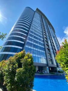 un edificio alto con una piscina delante en Aeon Towers Executive Suite 2BR 18th floor en Dávao