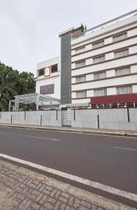 un bâtiment situé sur le côté d'une route à côté d'une rue dans l'établissement Southern Star,Bangalore, à Bangalore