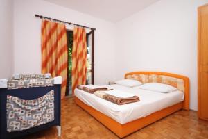 Posteľ alebo postele v izbe v ubytovaní Apartments by the sea Podaca, Makarska - 2617