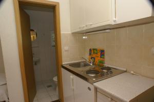 Kuchyňa alebo kuchynka v ubytovaní Apartments by the sea Podaca, Makarska - 2617