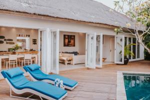a villa with a swimming pool and a house at Villa Escape in Nusa Lembongan