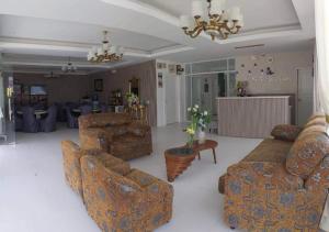 Sala de estar con 2 sofás y mesa en RedDoorz at PWL Exclusive Resort Cebu en Carmen
