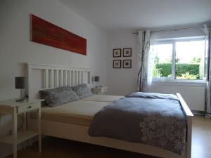 1 dormitorio con cama y ventana en Ferienwohnung Findus, en Haldenwang