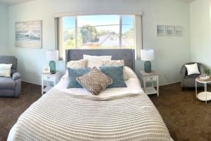 una camera con un grande letto e una finestra di Coastal Rooftop Retreat a Carpinteria