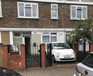 een witte auto geparkeerd voor een huis bij Arbnb Comfy Sleep Guest House Self Catering Private Bedrooms 60 pound per night per person in Londen
