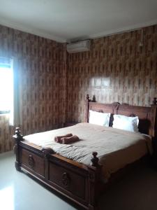 チャングーにあるKubu Jasmine Baliのベッドルーム1室(大型ベッド1台、財布付)