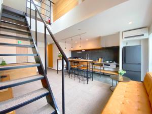 eine Küche und ein Esszimmer mit einer Treppe in einem Haus in der Unterkunft Joka Base in Kakegawa