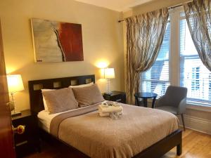 een slaapkamer met een bed met een knuffeldier erop bij Luz Hotel in San Francisco